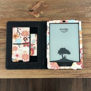 Amazon Kindle Paperwhite Signature Edition (32 GB) with floral case